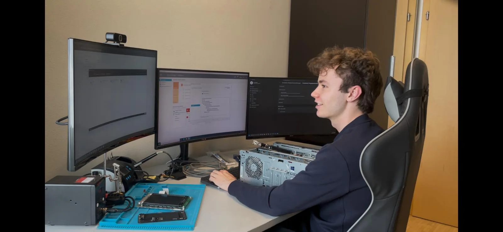 Jonas Gößler beim Arbeiten an Computertechnik