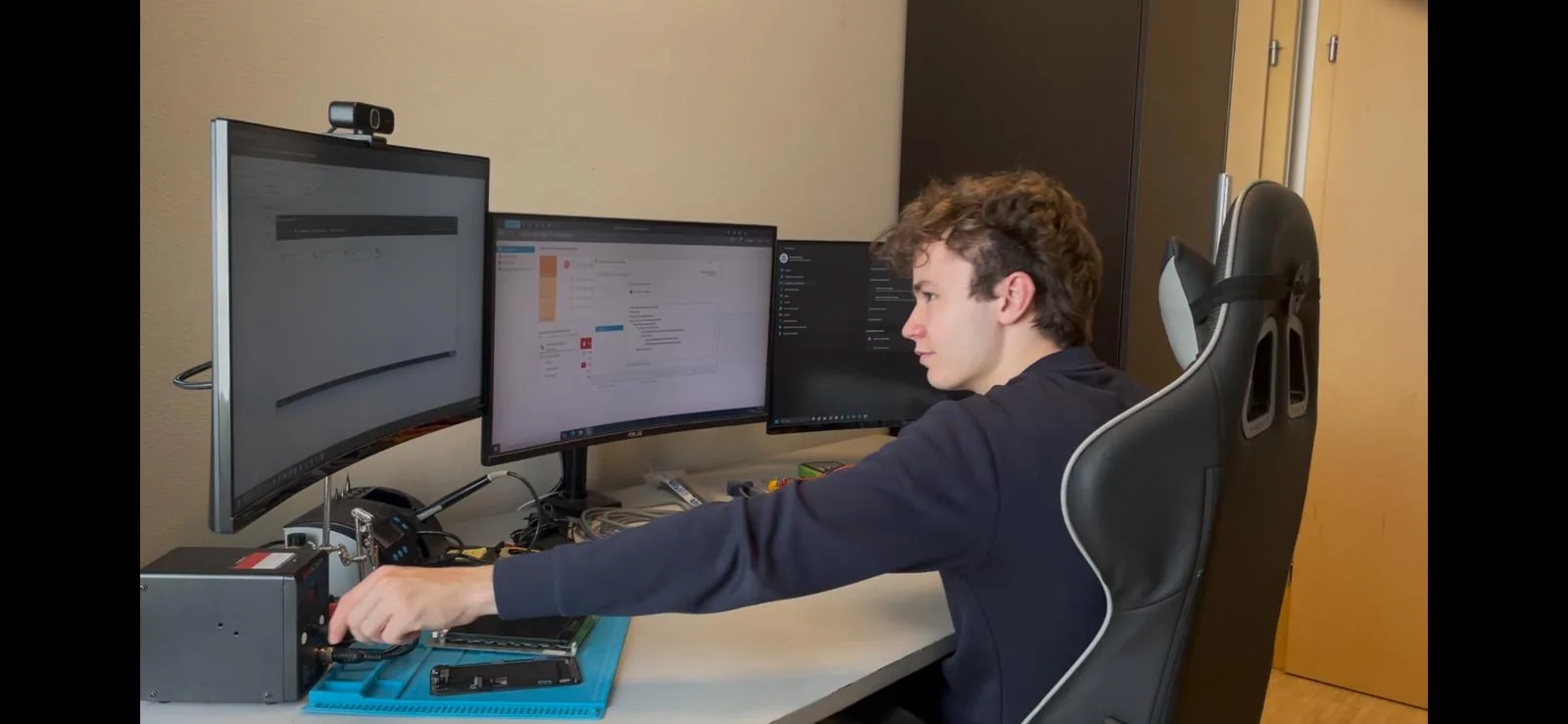 Jonas Gößler beim Reparieren eines Computers