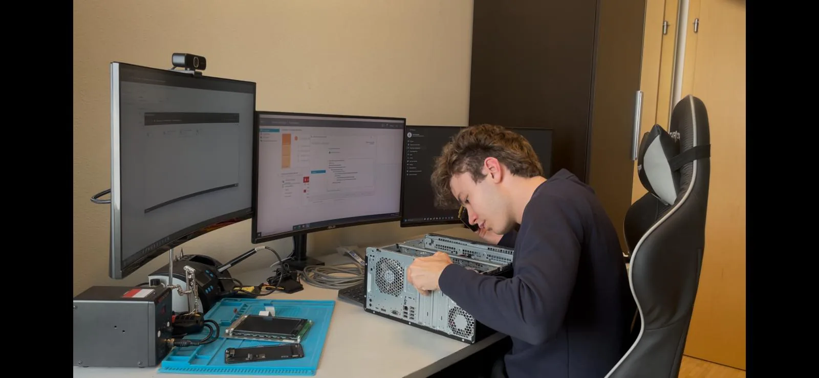Jonas Gößler am Arbeitsplatz mit Computer
