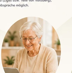 Ältere Frau mit Tablet zuhause